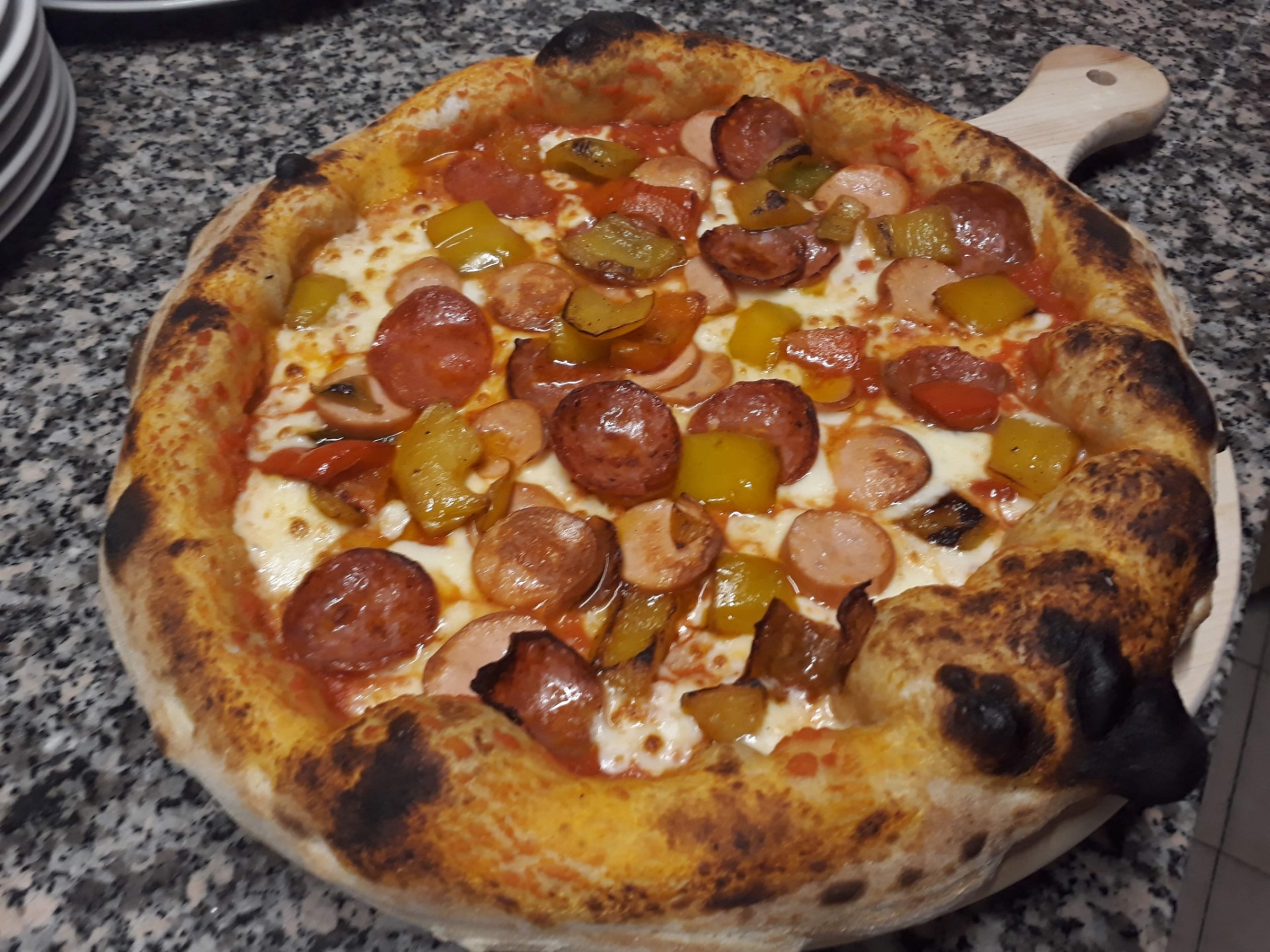 Pizza con Fior di latte, Wurstel, Salamino Napoli, Peperoni Grigliati