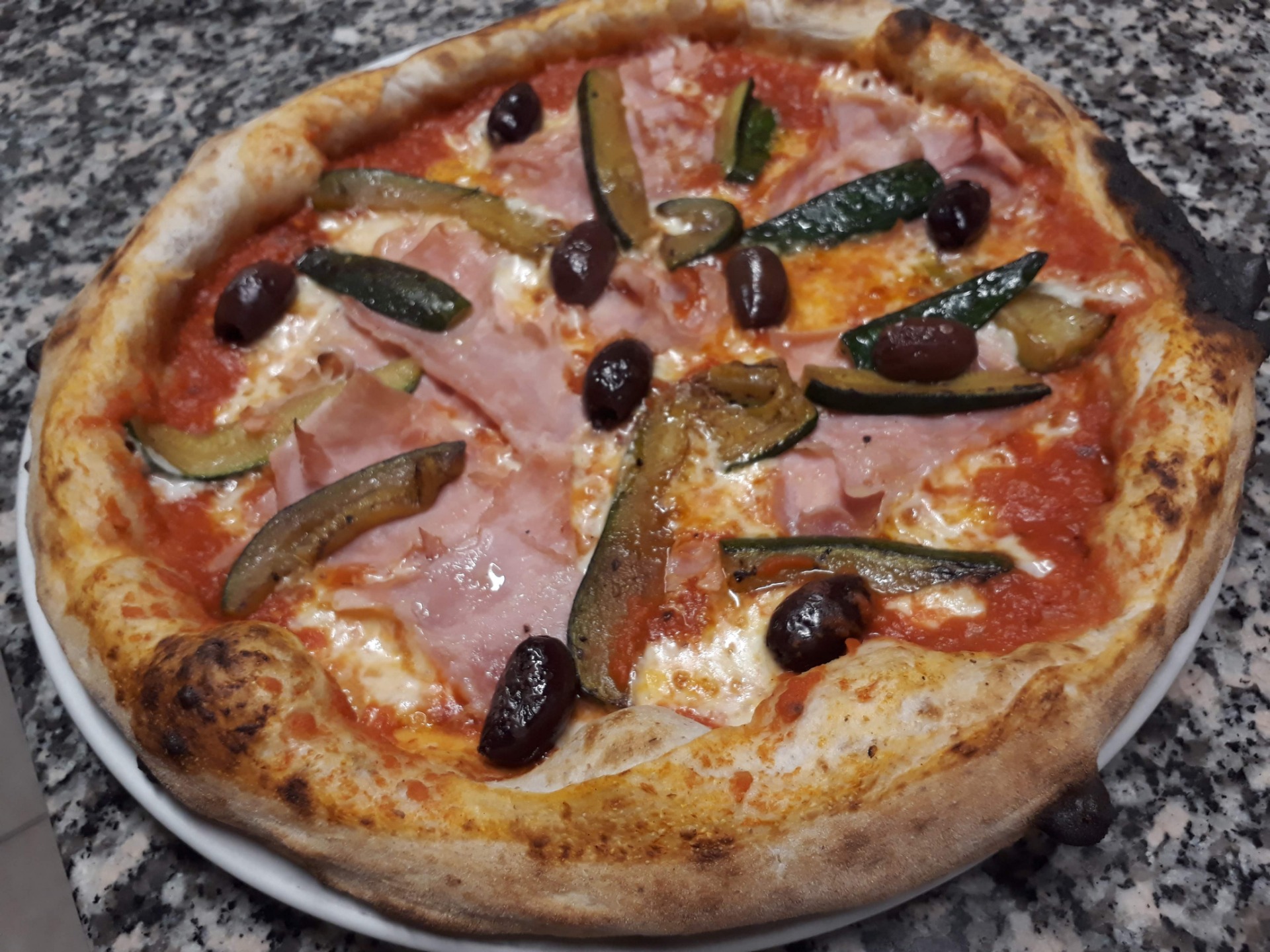 Pizza con Prosciutto praga, Zucchine spadellate, olive gaeta