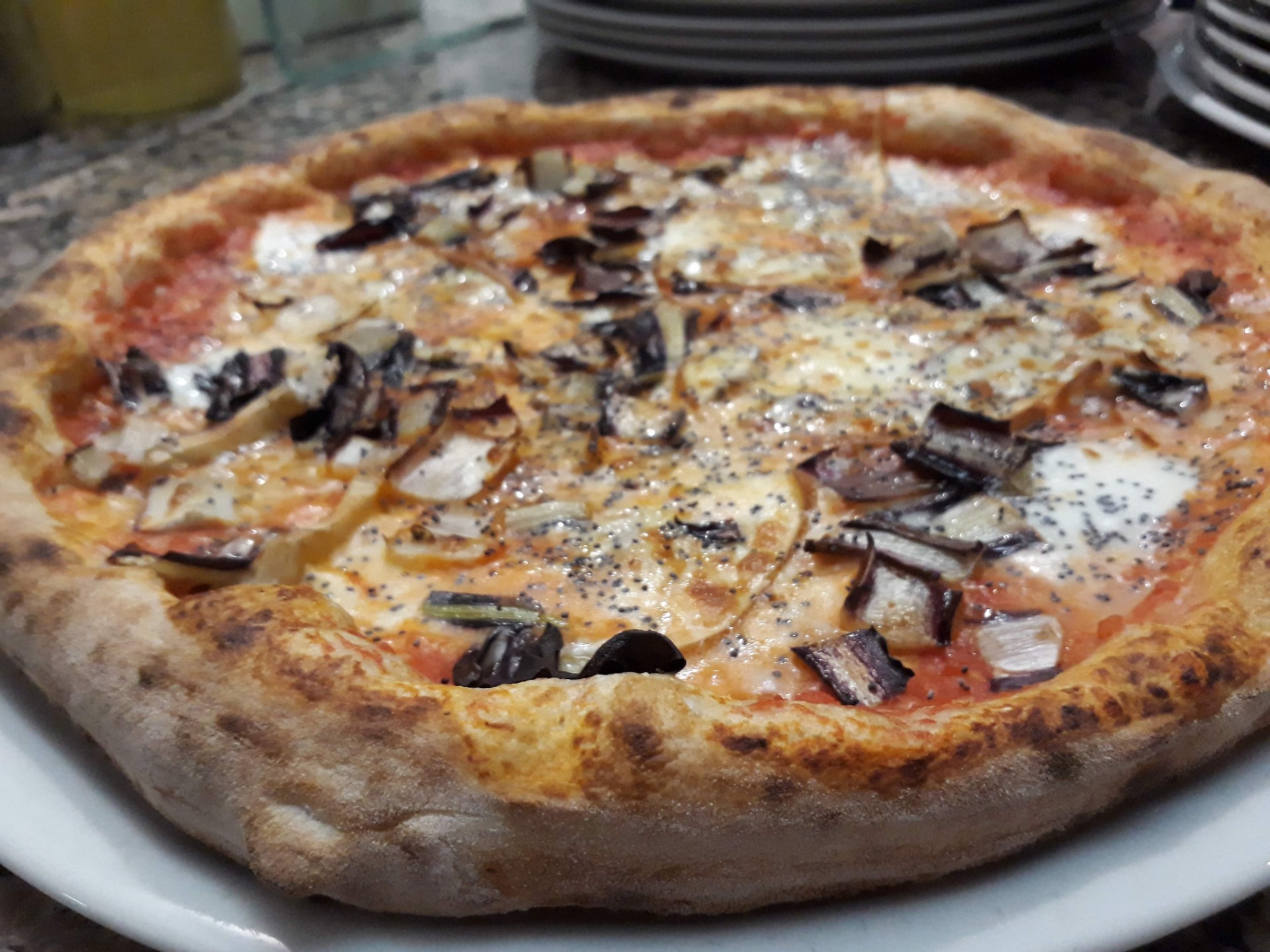 Pizza con fior di latte, radicchio di treviso, Gorgonzola piccante, semi di papavero.