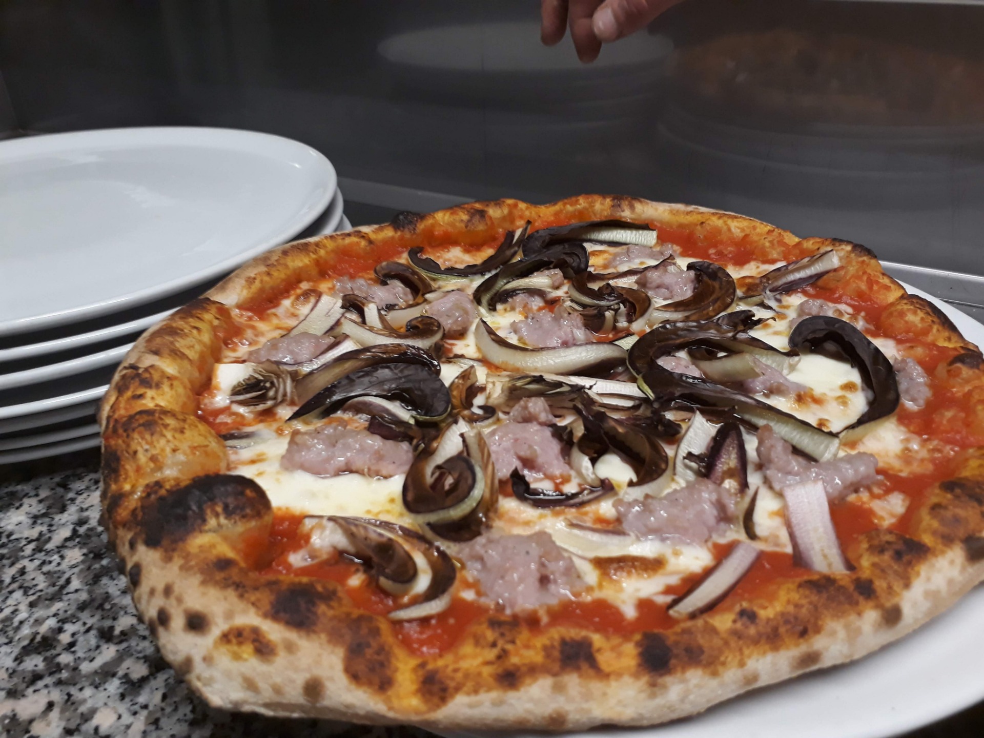 Pizza con Bufala, Radicchio di treviso, e salsiccia