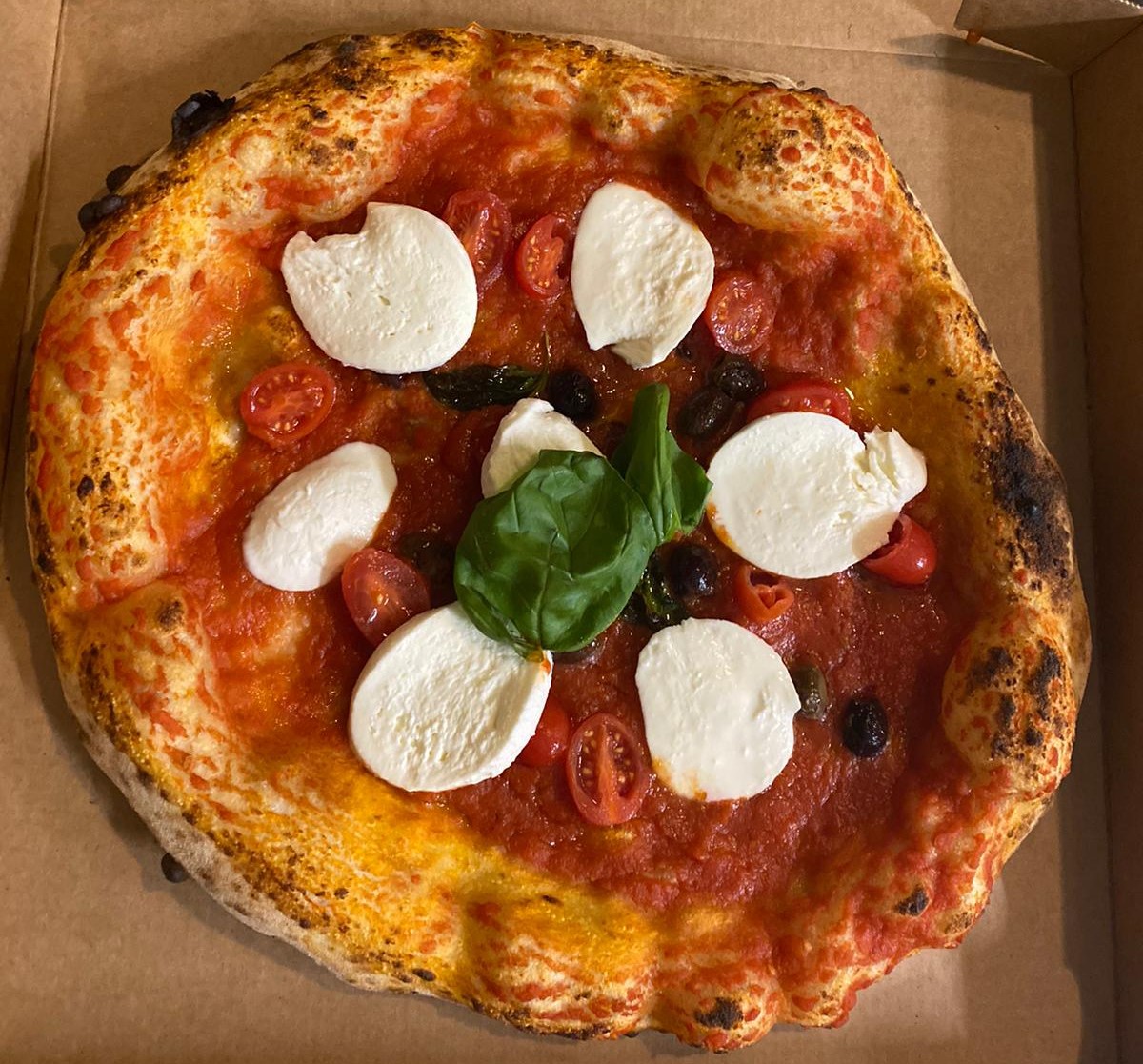 Pomodoro, mozzarella di bufala, pomodorini, olive taggiasche